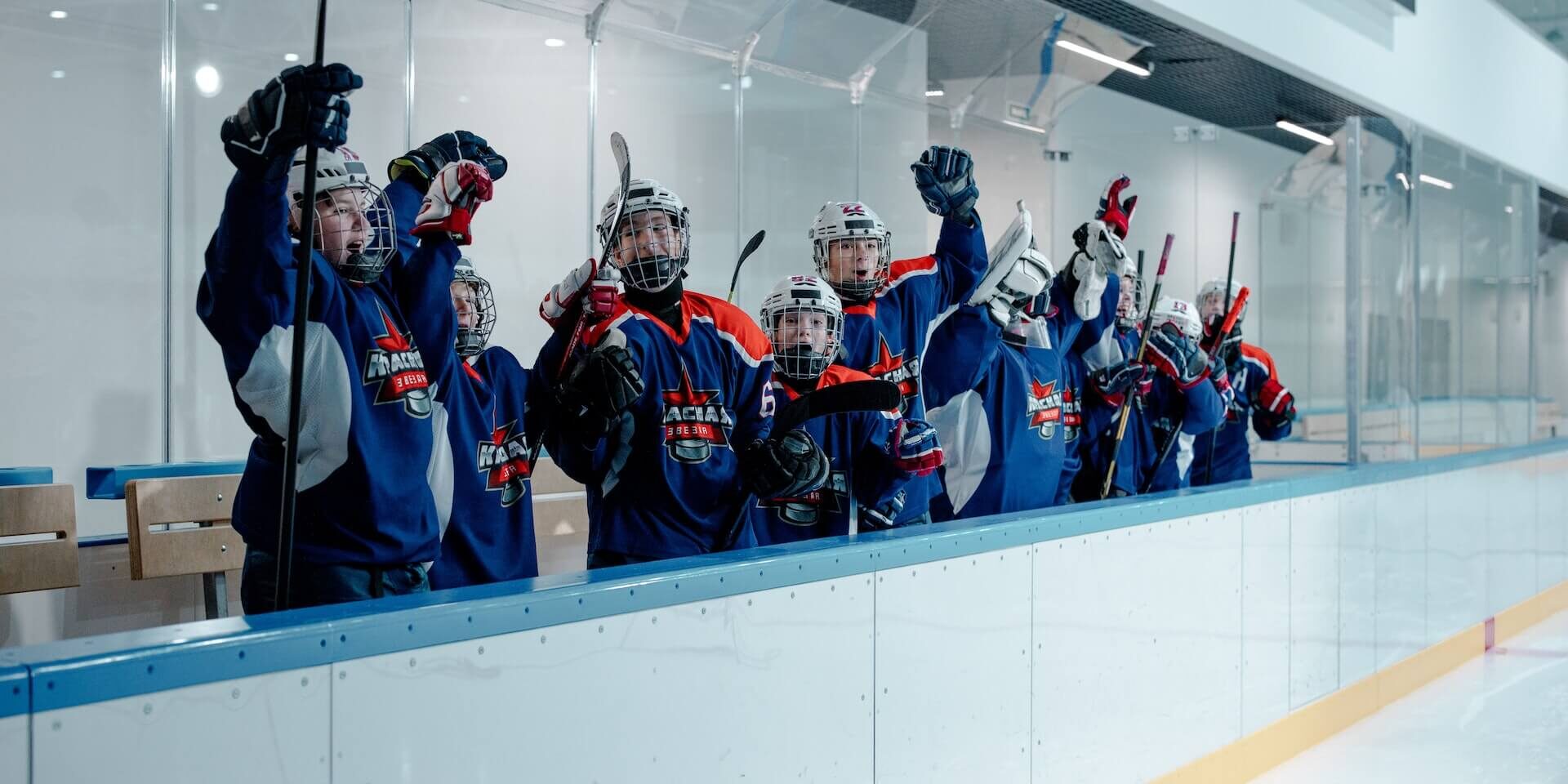 A group of men in blue and white hockey uniforms.